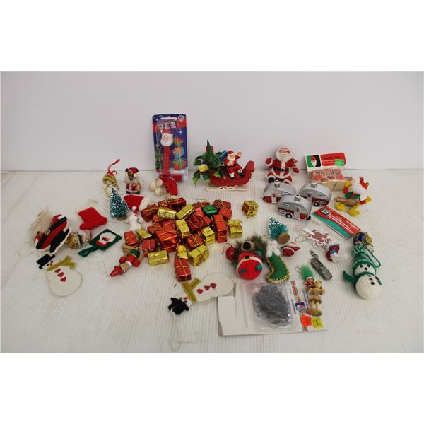 Assortment Of Vintage Christmas Ornaments Bodnarus Auctioneering assortment-of-vintage-christmas-ornaments-bodnarus-auctioneering