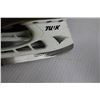 Image 4 : (2) Pairs Bauer Skates - Sizes 5 and 6.5 US
