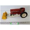 Image 1 : International Farmall 666 Tractor (1/16 scale - missing pin for bucket)