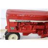 Image 2 : International Farmall 666 Tractor (1/16 scale - missing pin for bucket)