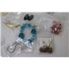 Image 5 : (15) Pieces of Costume Jewelry - Necklaces - Brooch - Jewelry Beads - Bracelet - Earrings