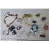 Image 7 : (15) Pieces of Costume Jewelry - Necklaces - Brooch - Jewelry Beads - Bracelet - Earrings