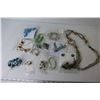 Image 6 : (15) Pieces of Costume Jewelry - Necklaces - Bracelets - Earrings