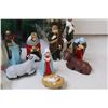 Image 4 : Nativity Scene, 2 Doves, 3 Santas, 3 Foliage Ornaments, Christmas Village Street Light