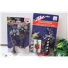 Image 3 : (15) Tassel Christmas Ornaments, (2) Village Street Decor, (2) Lamp Ornaments