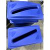 Image 2 : 3 BLUE RUBBERMAID RECYCLE BINS WITH 2 LIDS