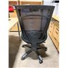 Image 2 : BLACK MESH BACK MOBILE MULTI ADJUSTABLE STENO OFFICE CHAIR