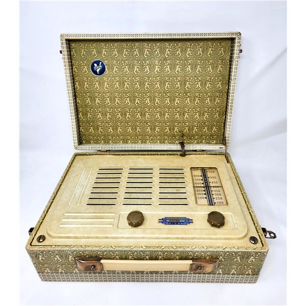 Vidor Radio in Case