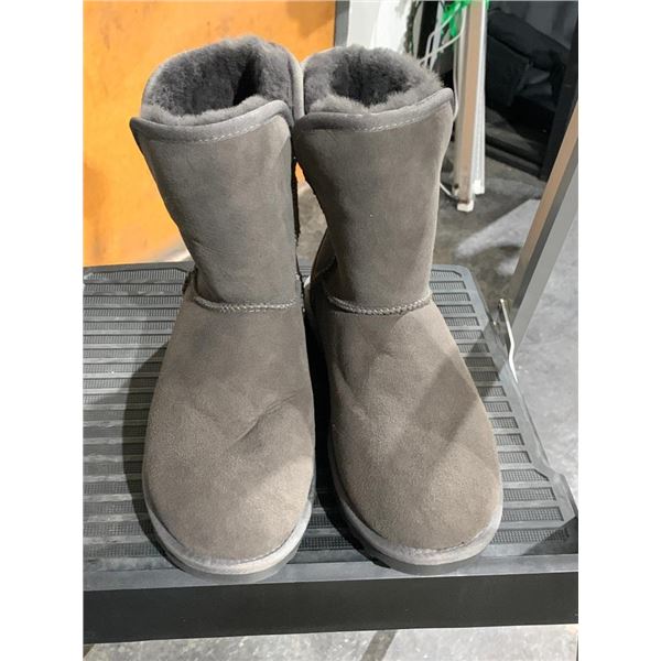 Kirkland Signature shearling boots Ladies Size 8 See pics