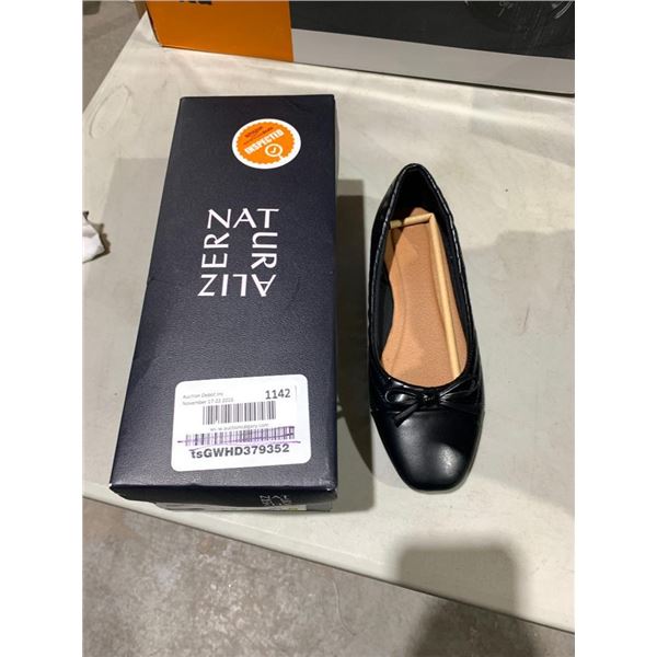 Naturalizer Ladies Size 8 Black Slides