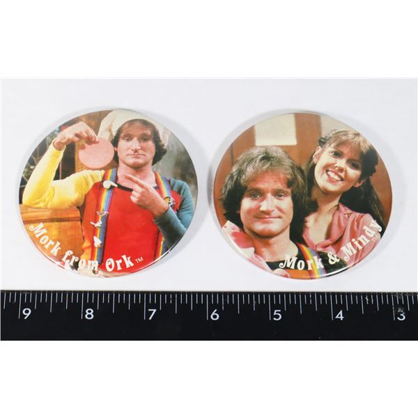 #1398 1979 ROBIN WILLIAMS MORK & MINDY PINS