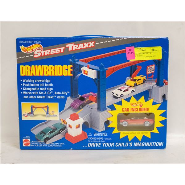 HOT WHEELS BRIDGE SET W MUSTANG IN BOX