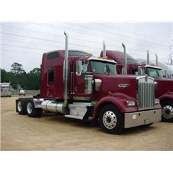 2000 KENWORTH W900B AEROCAB T/A TRUCK TRACTOR S/N R857334