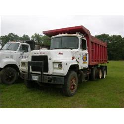 1972 MACK DM685S T/A DUMP