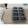 Image 2 : 2 Pyrex Dishes, 4 Muffin Tins, 2 Betty Crocker Cake Pans