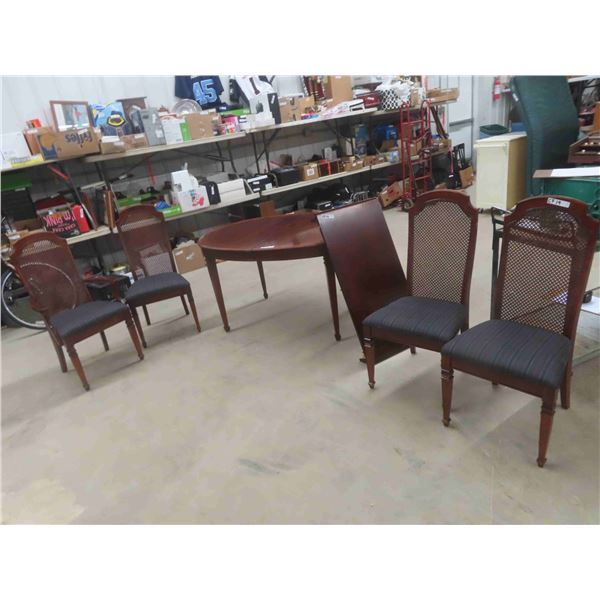 Dining Room Table 29  x 40  x 54  with (1) 20  Leaf & 4 Chairs