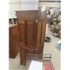 Image 10 : 1/4 Cut Oak Corner Armoire 23" x 35" x 69"