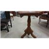 Image 2 : Fancy Pedestal Stand 21" x 30" - some chipping on top