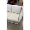 Image 3 : WHITE WICKER 6FT SOFA, WITH CUSHIONS