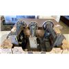 Image 2 : 3 VINTAGE SINGER SEWING MACHINES