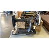 Image 3 : 3 VINTAGE SINGER SEWING MACHINES