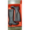 Image 3 : AS NEW LADIES HUNTER BOOTS SIZE 7 AND BROWN BOOTS SIZE 6.5