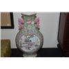 Image 2 : CHINESE HAND PAINTED FAMILLE ROSE PORCELAIN VASE W/BOX