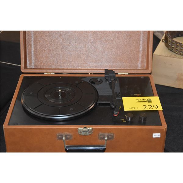 VINTAGE CROSLEY PORTABLE RECORD PLAY IN CASE, MODEL: CR49