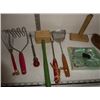 Image 3 : Vintage cooking untensils, rolling pins, cookie