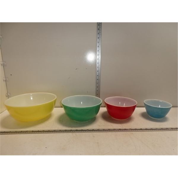 Set of  4 Pyrex Nesting Bowls