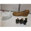 Image 4 : Wooden Shoe Form, White Glass Hens and Chicks,