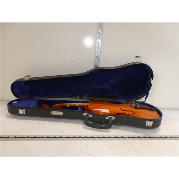 Skylark Brand Violin in Protective Case