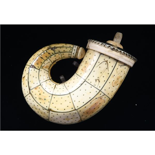 FINE INDIAN MUGHAL PERIOD POWDER HORN.