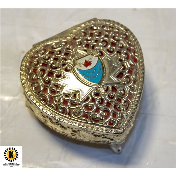 VTG. CANADA RED VELVET INTERIOR