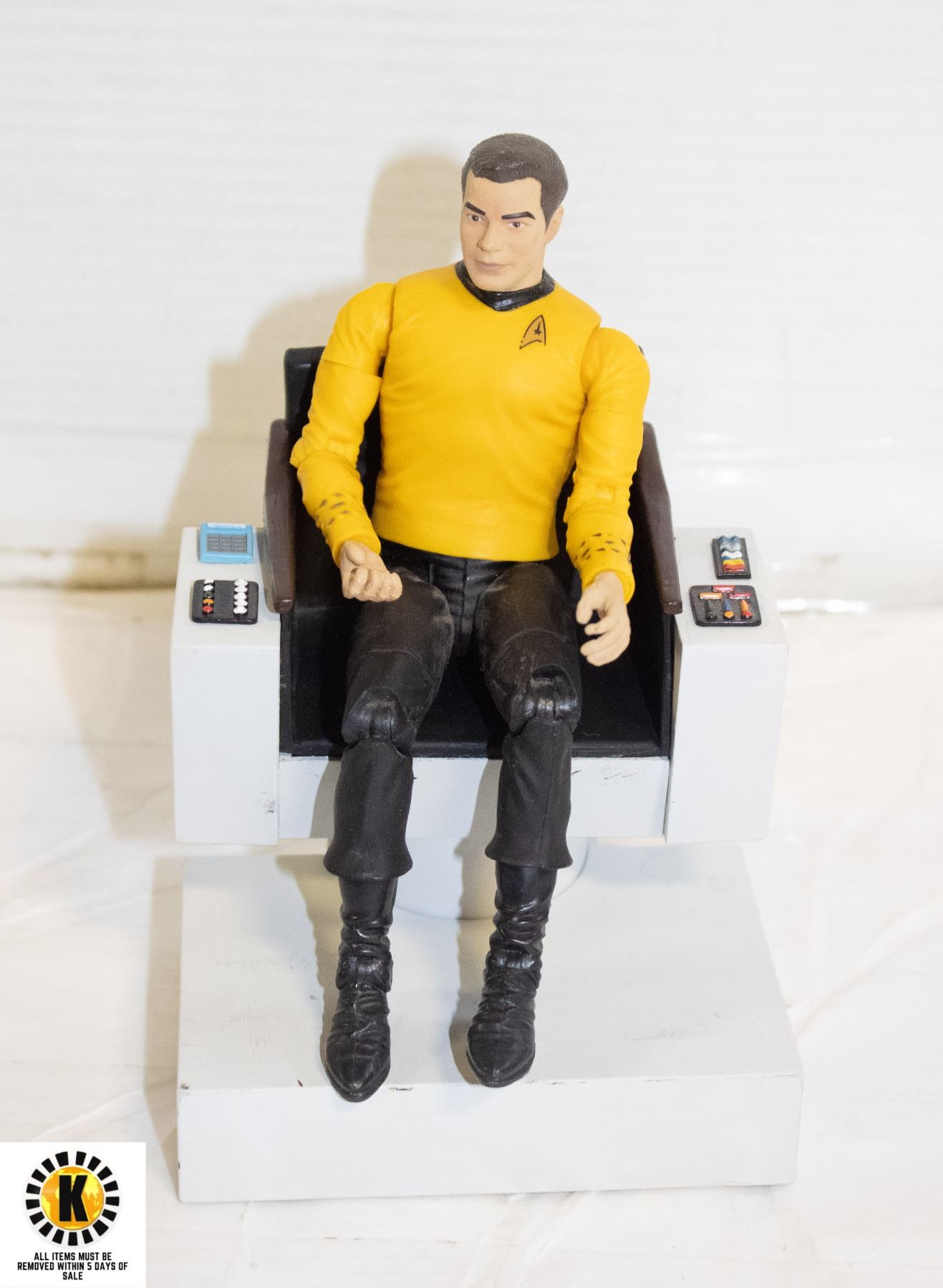 STAR TREK CAPT KIRK IN COMMAND CHAIR