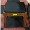 Image 1 : PIANO STOOL WITH STORAGE