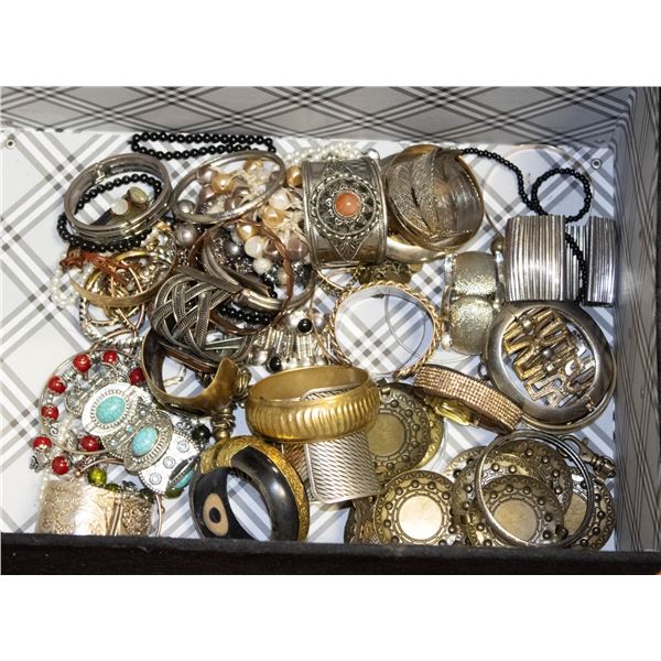 60 CLASSIC JEWLERY PIECES IN BOX WITH LID
