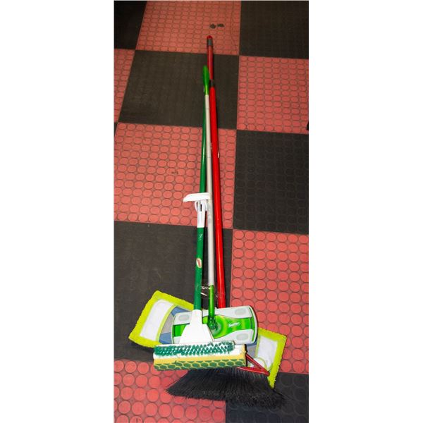 BUNDLE OF FLOOR CLEANING TOOLS INCL.
