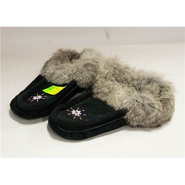 SIZE 9 FUR TRIMMED BEADED MOCCASSINS SHEEPSKIN