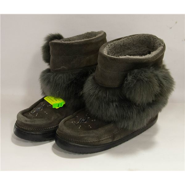 SIZE 7 MANITOBAH MUKLUKS-ESTATE