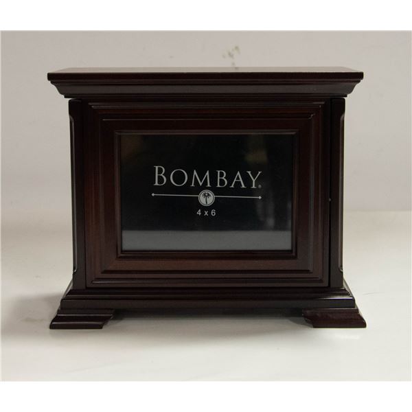 BOMBAY COMPANY 4 X 6 MANTLE FRAME/ALBUM