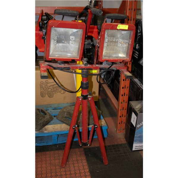 2 SPOTLIGHTS ON TRIPOD 4 FT TALL
