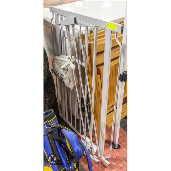 CARLSON METAL PET GATE WITH HARDWARE