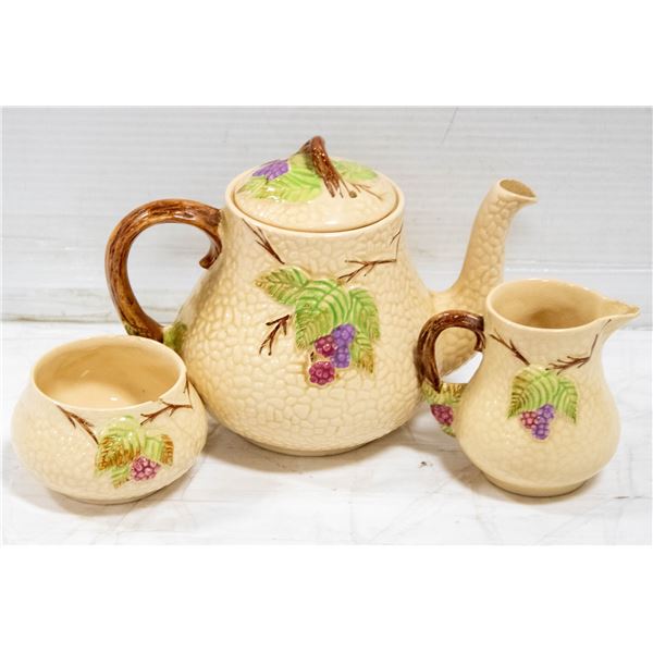 1 WADE BRAMBLE NATURAL TEA POT CREAMER AND
