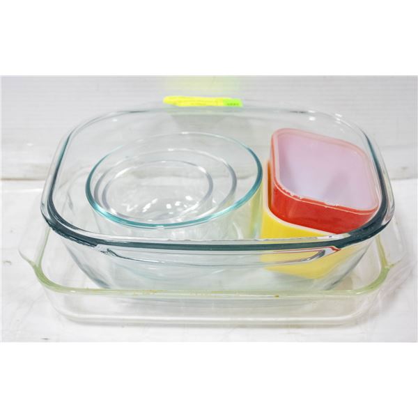 FLAT OF VINTAGE ASSORTED PYREX DISHES