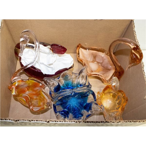 FLAT OF BLOWN ART GLASS SWANS AND BOWL