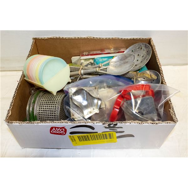 SET OF KITCHEN SUPPLIES