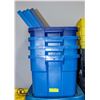 Image 1 : LOT OF 4 RUBBERMAID STORAGE TOTES