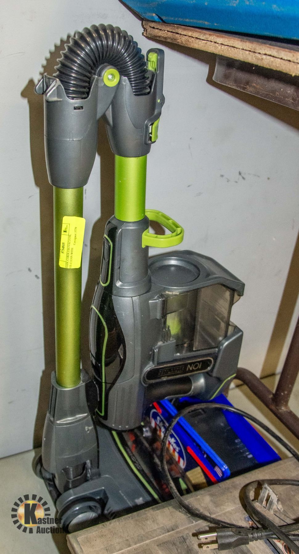 SHARK CORDLESS VACUUM, DUECLEAN WITH