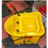 Image 1 : RUBBERMAID WAVEBRAKE BUCKET WRINGER